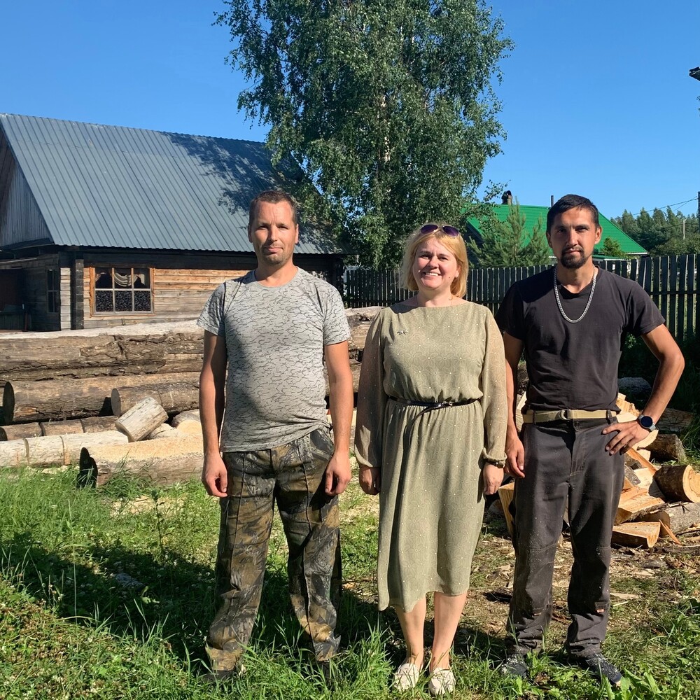 В ЛОДЕЙНОМ ПОЛЕ МАТЕРИ УЧАСТНИКА СВО ПОМОГЛИ С ДРОВАМИ