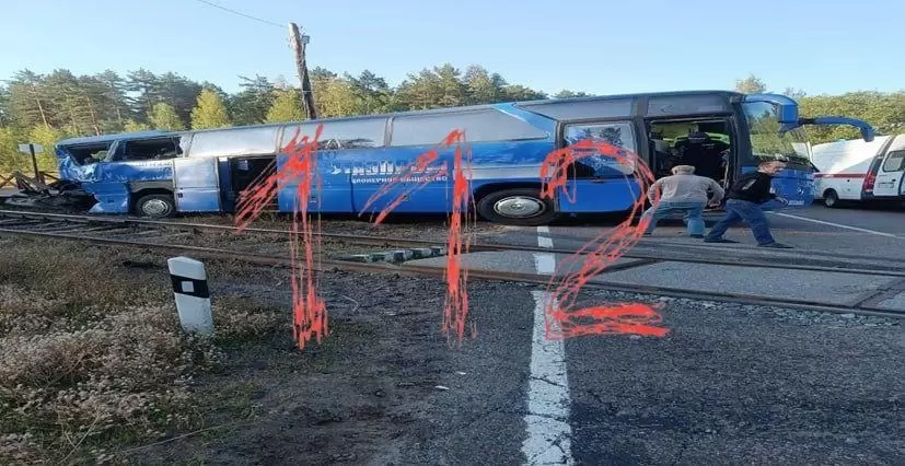 ПОЕЗД ПРОТАРАНИЛ АВТОБУС С ТУРИСТАМИ В ЛОДЕЙНОПОЛЬСКОМ РАЙОНЕ