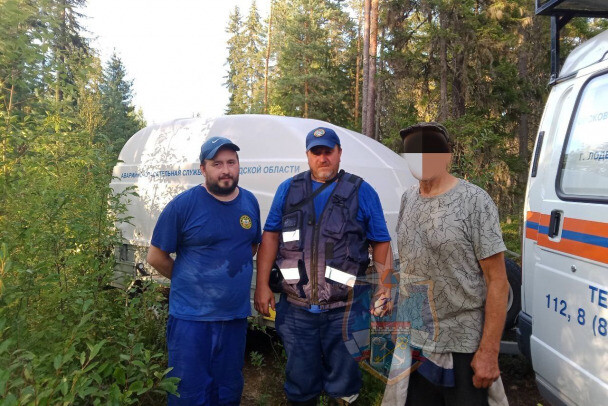 СПАСАТЕЛИ ЛОДЕЙНОГО ПОЛЯ НАШЛИ ПОТЕРЯВШЕГОСЯ В ЛЕСУ МУЖЧИНУ