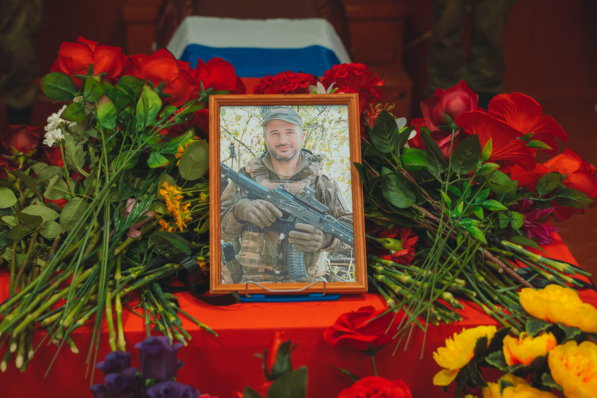 ПРОСТИЛИСЬ С РЯДОВЫМ АЛЕКСАНДРОМ НАУМЕЦ