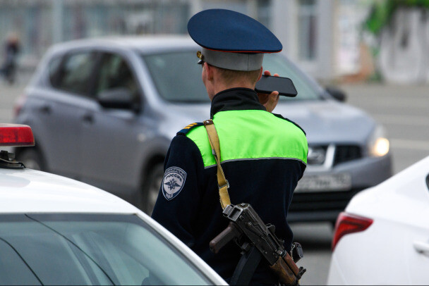 В СПб ВОДИТЕЛЬ ПНУЛ ПОЛИЦЕЙСКОГО И ПОЛУЧИЛ УГОЛОВНОЕ ДЕЛО