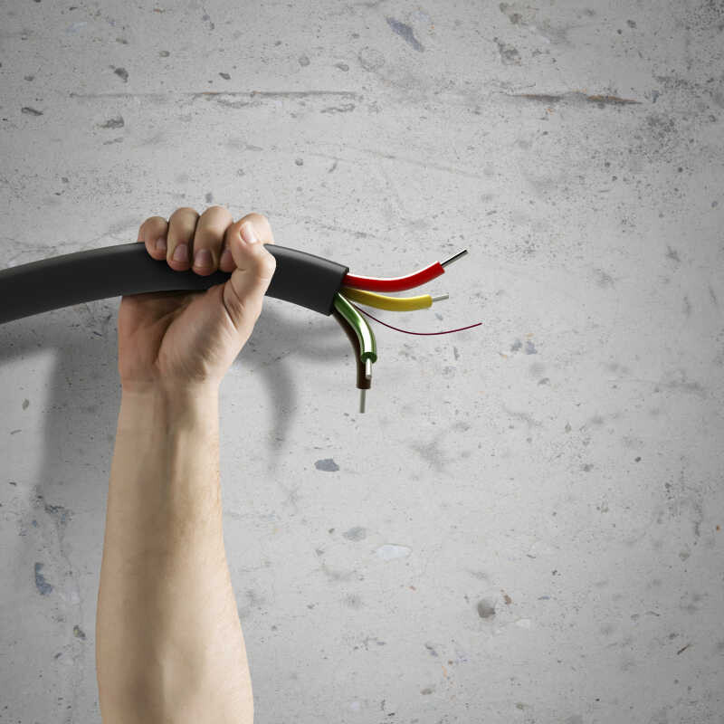 ВЫРЫВАЛ ПРОВОДА И БРАНИЛСЯ