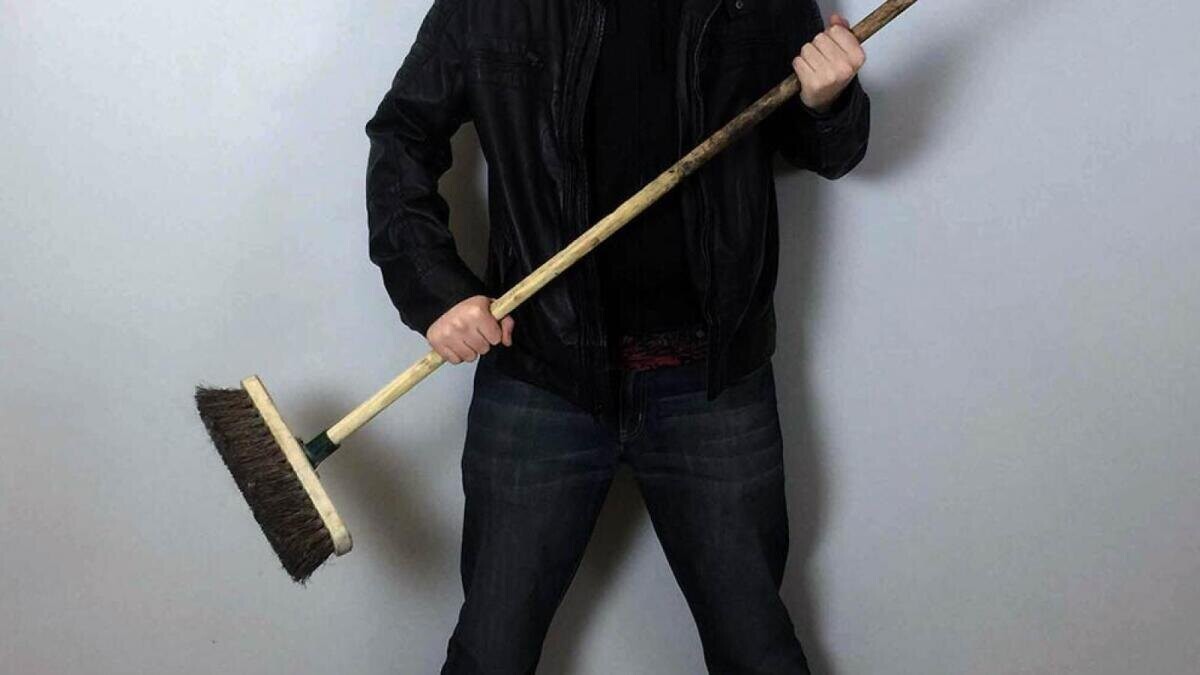 УБИЛ ШВАБРОЙ