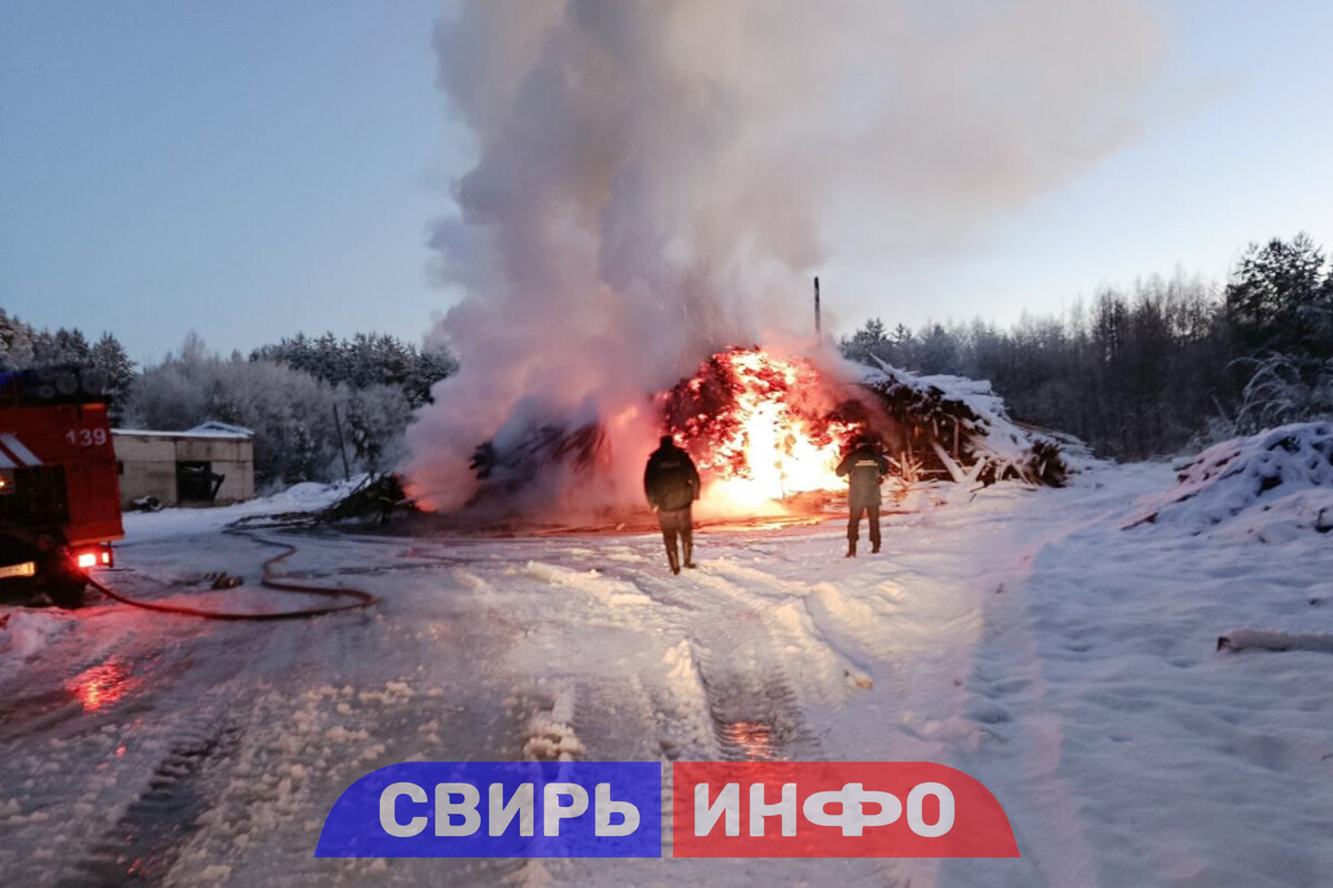 ГОРЕЛ СКЛАД ПИЛОМАТЕРИАЛОВ