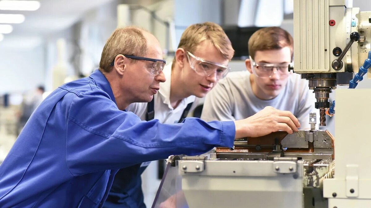 РЕФОРМИРУЮТ ПРОФЕССИОНАЛЬНОЕ ОБРАЗОВАНИЕ РЕФОРМИРУЮТ ПРОФЕССИОНАЛЬНОЕ ОБРАЗОВАНИЕ