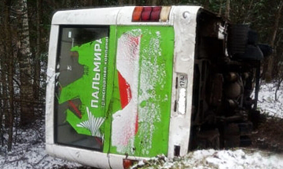 Автобус с пассажирами рухнул в кювет под Лодейным Полем
