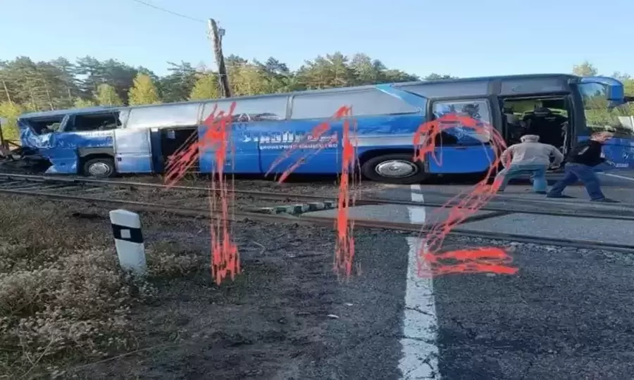 ПОЕЗД ПРОТАРАНИЛ АВТОБУС С ТУРИСТАМИ В ЛОДЕЙНОПОЛЬСКОМ РАЙОНЕ