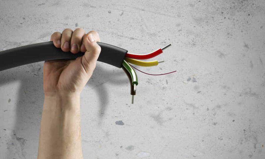 ВЫРЫВАЛ ПРОВОДА И БРАНИЛСЯ