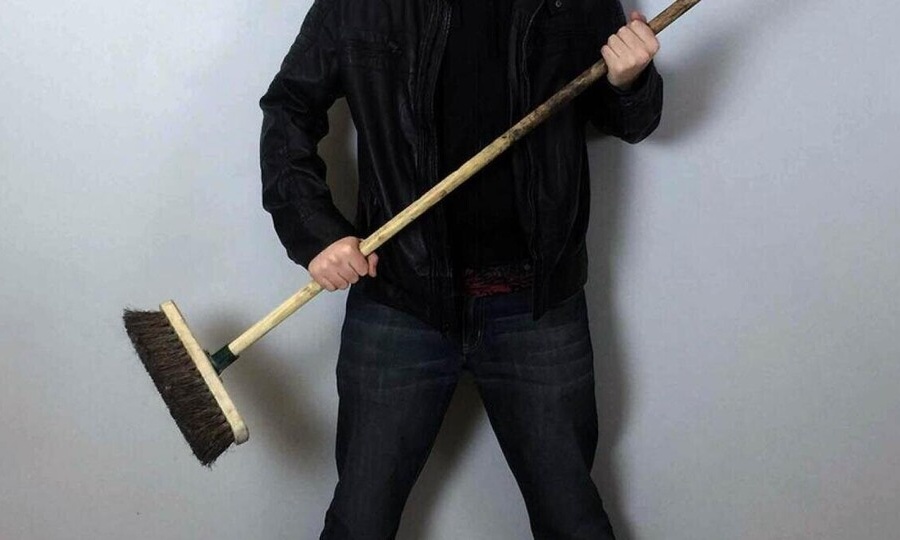 УБИЛ ШВАБРОЙ