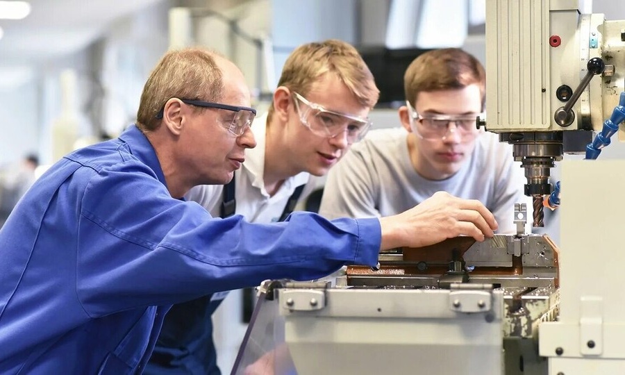 РЕФОРМИРУЮТ ПРОФЕССИОНАЛЬНОЕ ОБРАЗОВАНИЕ